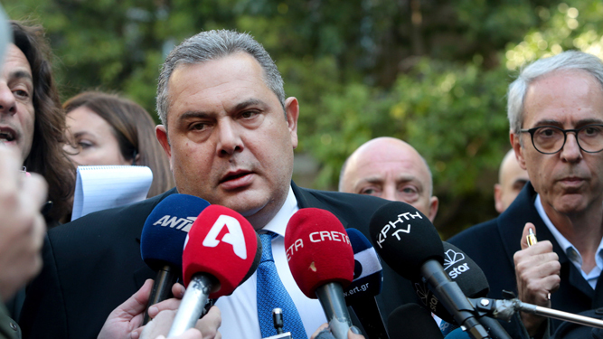 Panos Kammenos, ministro de Defensa griego y líder de ANEL, atiende a los medios tras su reunión con Alexis Tsipras.