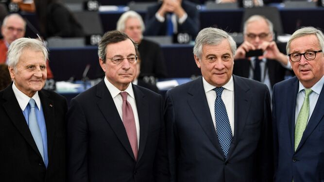 El presidente del BCE, Mario Draghi, del Parlamento Europeo, Antonio Tajani, y de la CE, Jean-Claude Juncker.