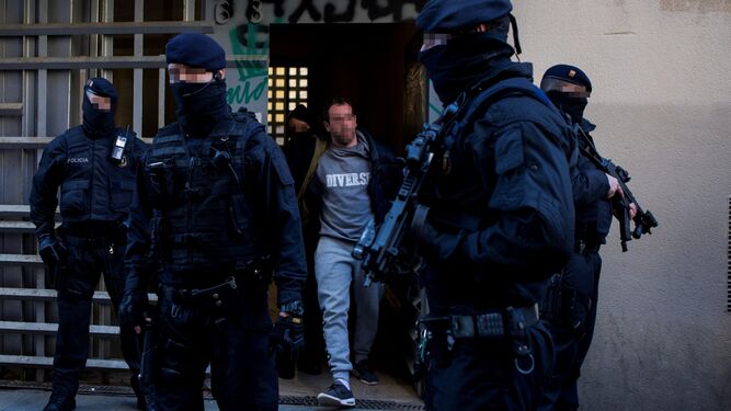 Los Mossos registran seis domicilios en Barcelona e Igualada dentro de una operaci&oacute;n antiyihadista.