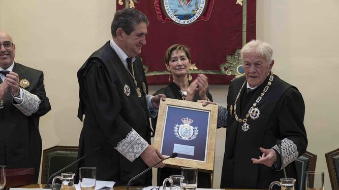 José Joaquín Gallardo entrega la medalla de honor a Juan José Domínguez en presencia de Victoria Ortega