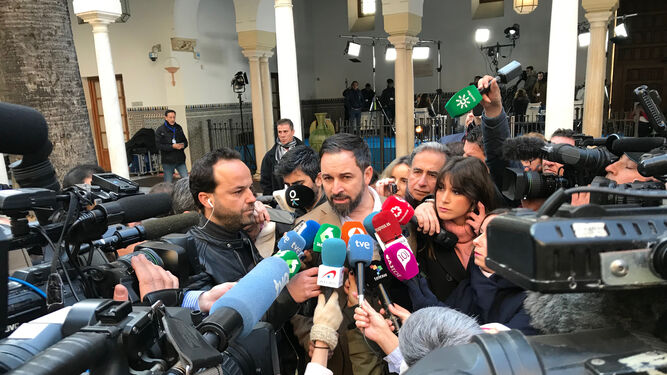 Santiago Abascal habla ante los medios
