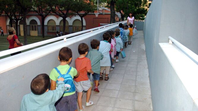 Alumnos entrando en fila en una colegio de Infantil y Primaria.