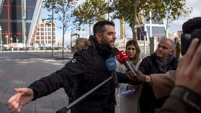 El humorista Dani  Mateo frente al Juzgado de Instrucción número 47 de Madrid.