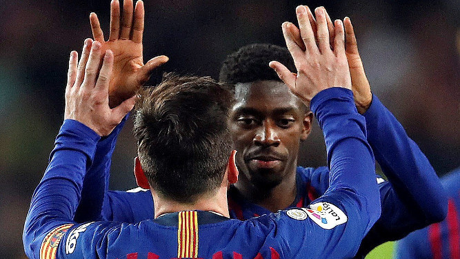 Dembele y Messi se saludan tras un gol.