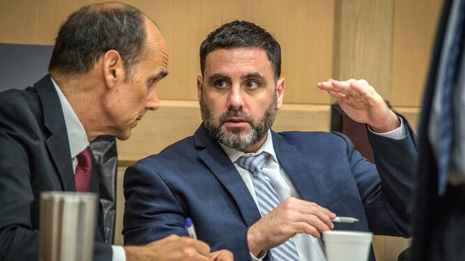 Pablo Ibar conversa con su abogado durante su juicio.