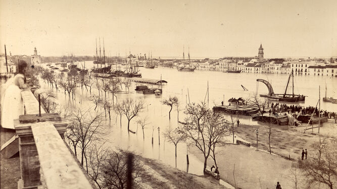 Riada del Guadalquivir en marzo de 1892, con las aguas en los edificios de la calle Betis.&nbsp;