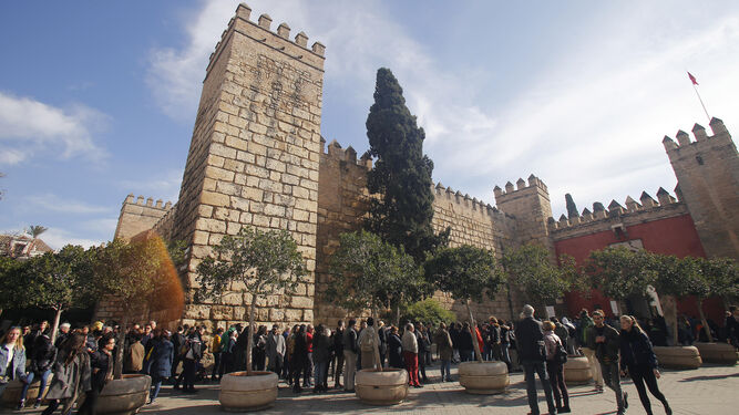 Turistas hacen cola ante el Alcázar.