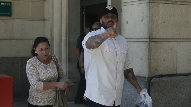 El ex líder de los Supporters sale de los juzgados tras una agresión en Bilbao.