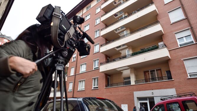 Un cámara graba el edificio donde fue hallado el cadáver de una niña y a su madre grave en Bilbao.