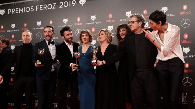 El equipo de 'El reino' recibe el premio a la mejor película dramática en los Premios Feroz.