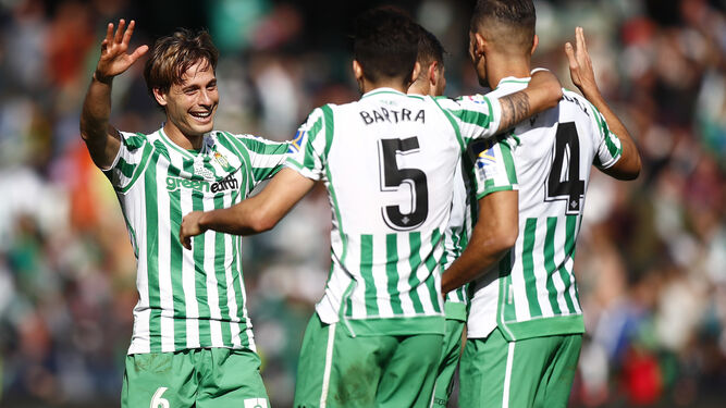 Los jugadores del Betis felicitan a Canales tras el gol de la victoria.