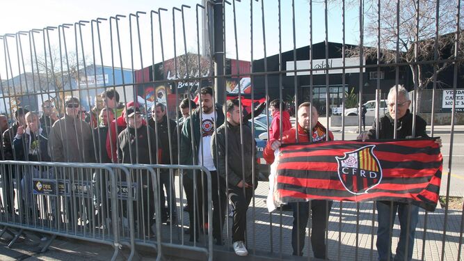 Protesta de socios y trabajadores del C.F. Reus  Deportiu en el exterior del estadio días atrás