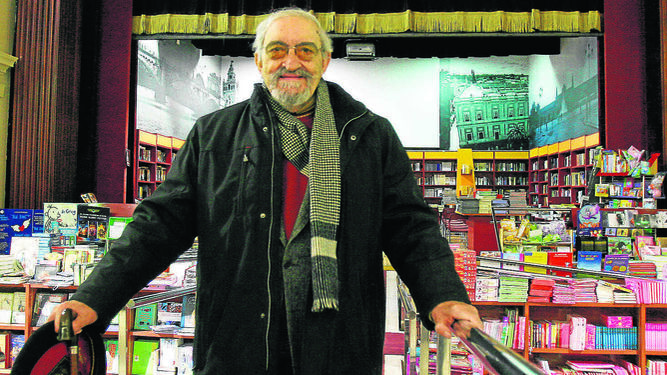 Julio Martínez Velasco, en 2012 en la librería Beta donde estuvo el teatro Imperial.