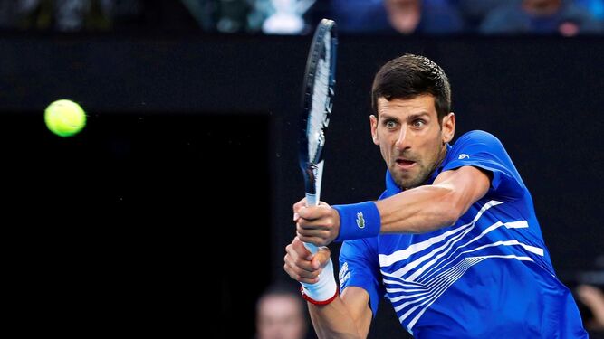 Novak Djokovic devuelve una de las pocas pelotas en las que Kei Nishikori mostró algo de competitividad.
