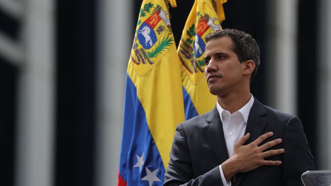Juan Guaidó, líder del Parlamento de Venezuela, asume la Presidencia del país