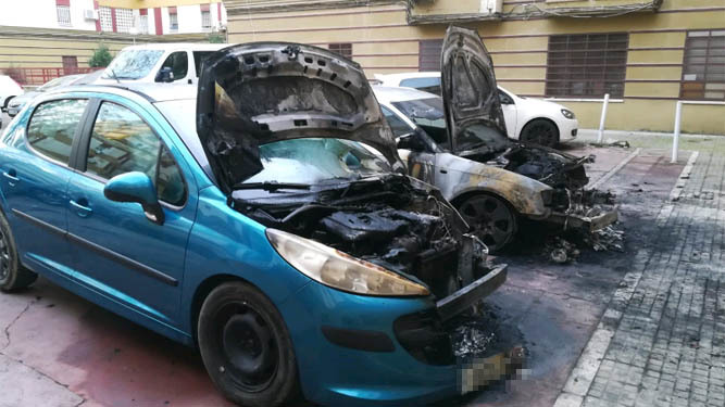Dos de los coches quemados en el Polígono Norte.