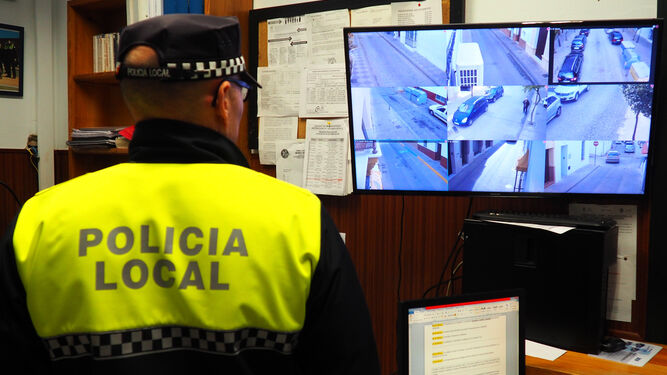 Un policía de Lebrija, ante el dispositivo al que llegan las imágenes que se captan por las cámaras de tráfico, en una imagen facilitada por el Consistorio.