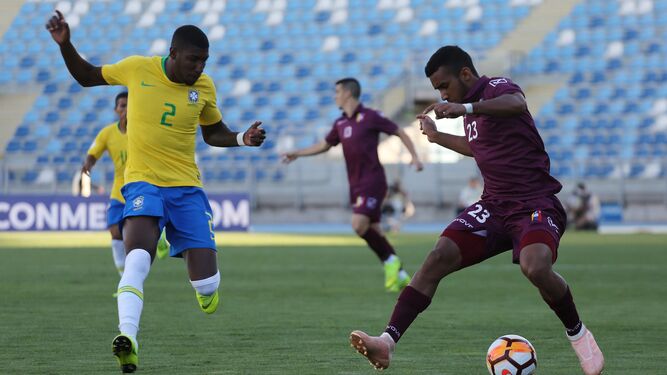 Emerson presiona al venezolano Casseres durante el Sudamericano sub 20.