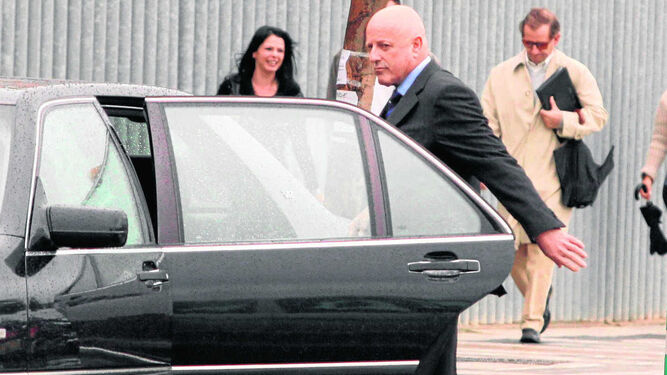 El empresario Tomás Olivo sale de su coche en la puerta de la Ciudad de la Justicia de Málaga