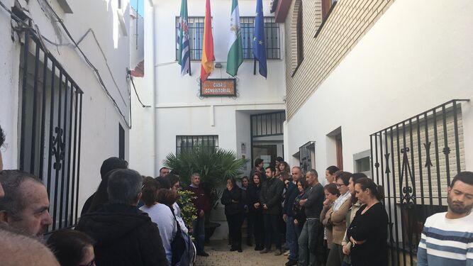 Minuto de silencio en el Ayuntamiento de Totalán, con la bandera a media asta.