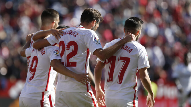 Los futbolistas del Sevilla festejan uno de los goles al Levante.