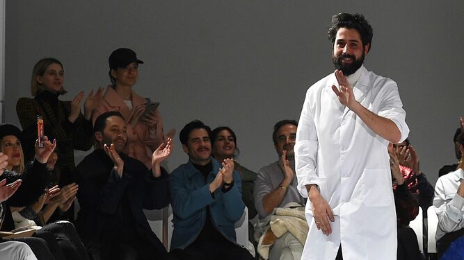 Moisés Nieto saluda tras su presentación en la Semana de la Moda de Madrid.