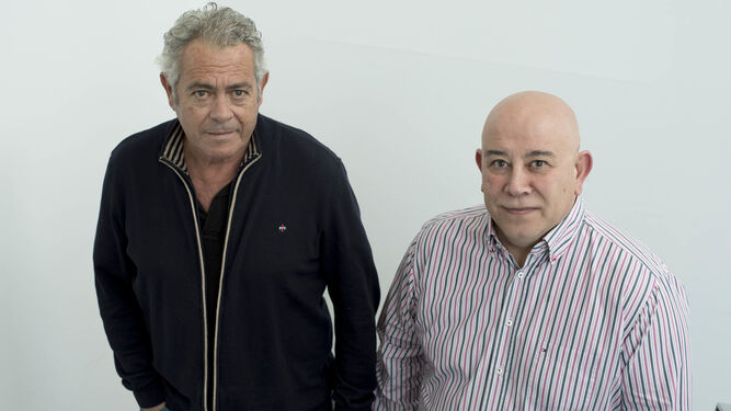 El compositor de la banda sonora de ‘Azahar’, Estani Peinado, y su director, Rafael Ruiz, posan en la entrada de 'Granada Hoy'.