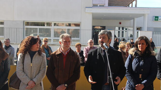 El alcalde de Coria del Río, Modesto González, este mediodía, en la inauguración del nuevo centro de salud.