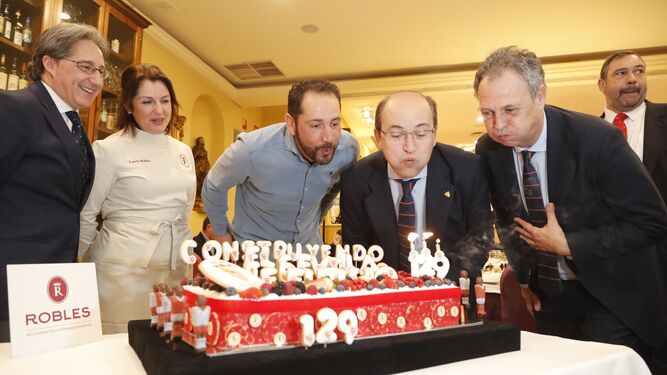 Pablo Machín, José Castro y Joaquín Caparrós soplan las velas del 129 aniversario.