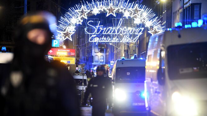 Oficiales de policía hacen guardia cerca del mercado navideño de Estrasburgo donde se produjo el atentado.