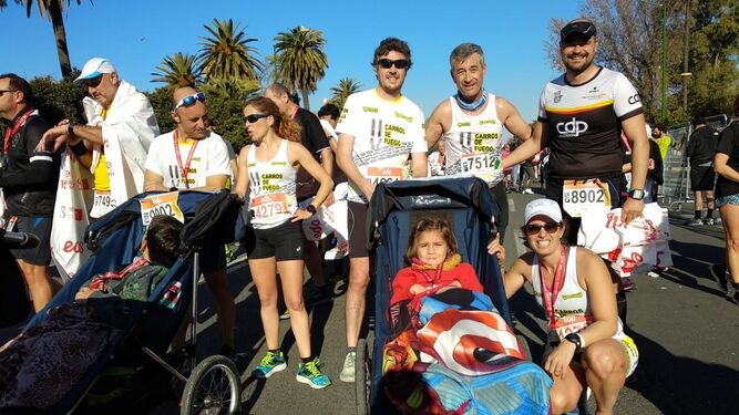 Varios de los menores con diversidad funcional que han participado en la Media Maratón en Sevilla.