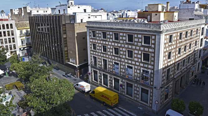 El edificio de la calle Rioja que acogerá un hotel de cinco estrellas, a la derecha.