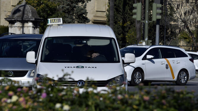 Un taxi circula por una calle de Sevilla.