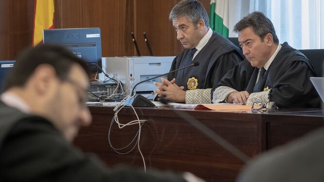 Los fiscales delegados de Anticorrupción Juan Enrique Egocheaga y Manuel Fernández Guerra, en el juicio del “procedimiento específico” delos ERE.