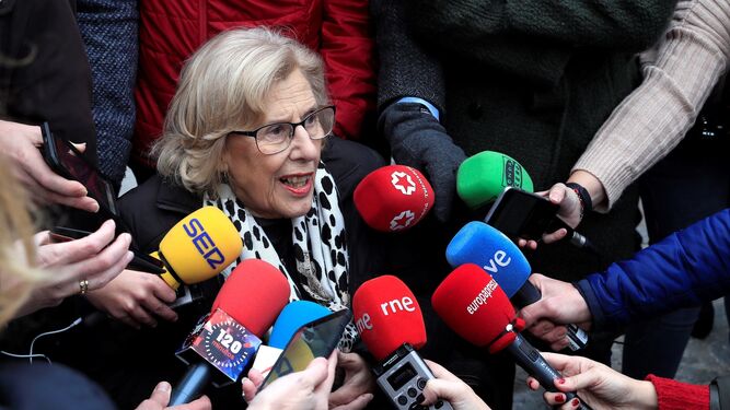 La alcaldesa de Madrid, Manuela Carmena, atiende a los medios antes de asistir a la entrega del premio 'Puente de Toledo' a la actriz Marisa Paredes.