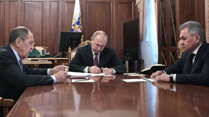 Vladímir Putin, reunido este sábado con los ministros de Exteriores, Serguéi Lavrov, y de Defensa, Serguéi Shoigú.