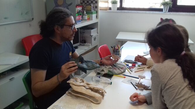 El profesor Hito en el taller de arqueología con niños con alta capacidad en el Cadis de Sevilla.