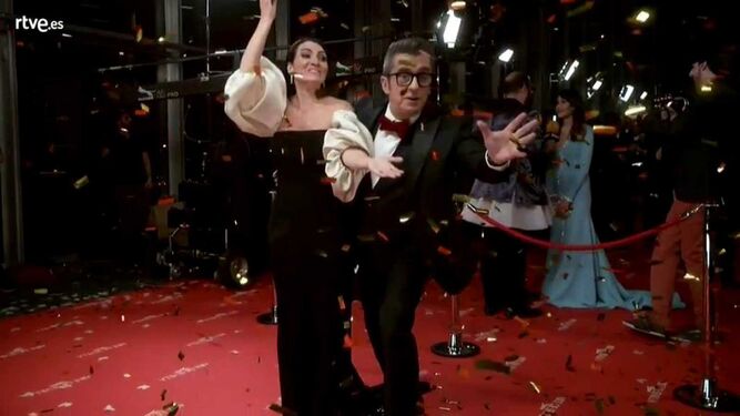 El matrimonio presentador, Andreu Buenafuente y Silvia Abril, en la cámara lenta de la alfombra roja