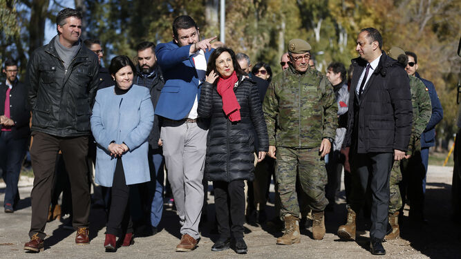 La visita de la ministra de Defensa a los puentes de Casariche y El Rubio, en im&aacute;genes