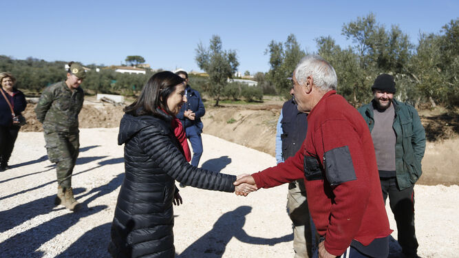 La visita de la ministra de Defensa a los puentes de Casariche y El Rubio, en im&aacute;genes