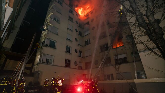Los bomberos trabajan en la extinci&oacute;n de un edificio incendiado en Par&iacute;s