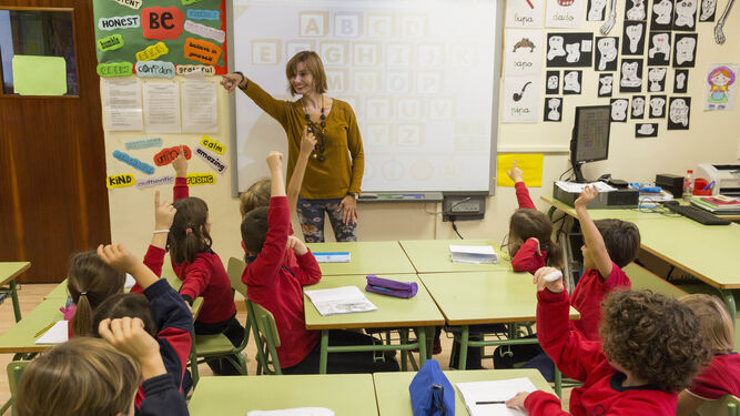 Una maestra del San Francisco de Paula imparte clases de inglés a niños de Primaria.