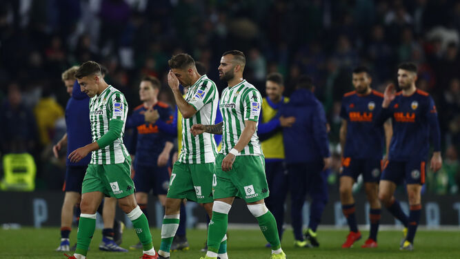 Los jugadores del Betis se lamentan en el duelo ante el Valencia de la Copa del Rey.