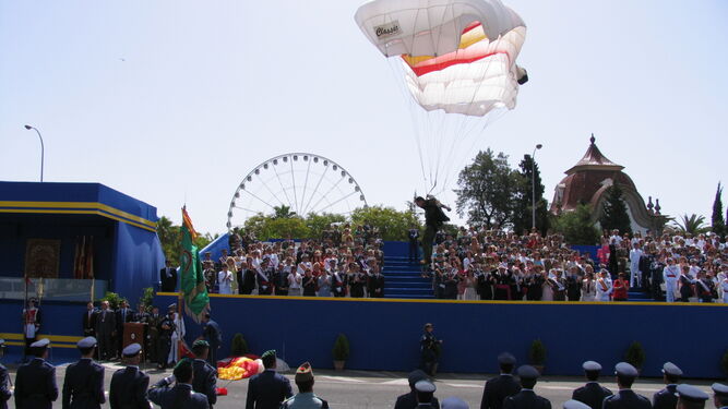 Un paracaidista con la bandera nacional, en el Día de las Fuerzas Armadas celebrado en 2006 en Sevilla