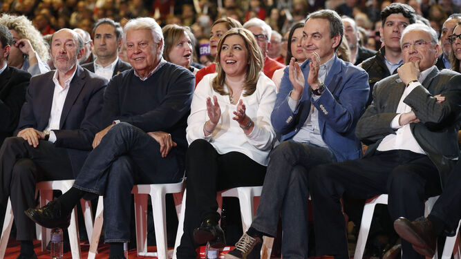 Susana Díaz, con los líderes que le apoyaron en las primarias de 2016.