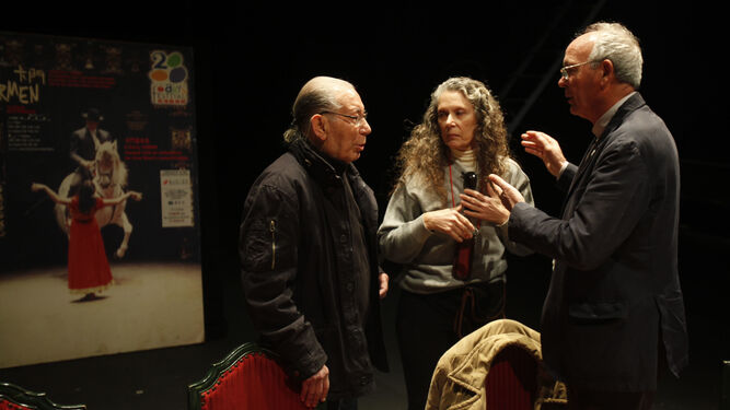 Salvador Távora en su teatro en 2015 junto a Lilyane Drillon y Paco Casero.