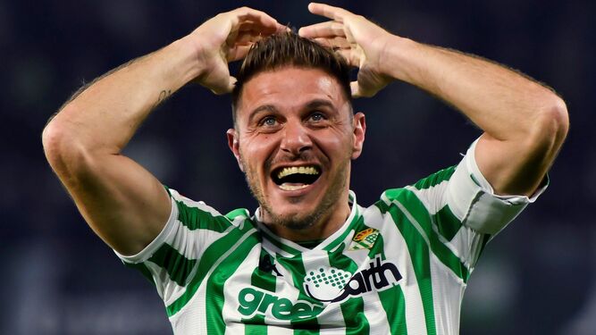 Joaquín festeja su gol tras la consulta del VAR