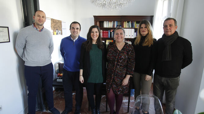 El equipo del despacho Torrrijiano con Silvia Muñoz, en el centro de la imagen.