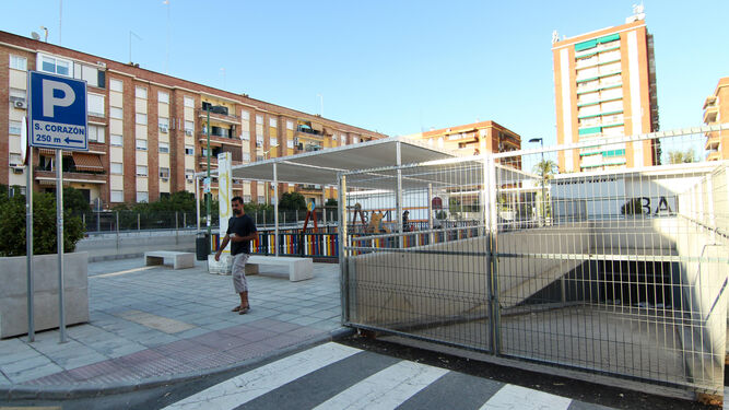 La plaza de Rafael Salgado sobre el aparcamiento se remató de urgencia en 2012.