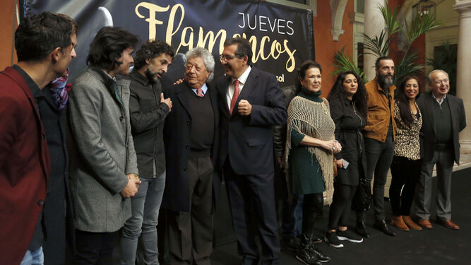 El presidente de Cajasol y el coordinador del ciclo, junto a algunos de los protagonistas de la temporada.